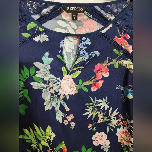 👸👕 #022 Express 3/4 sleeved printed top in size Small - Picture 11 of 12